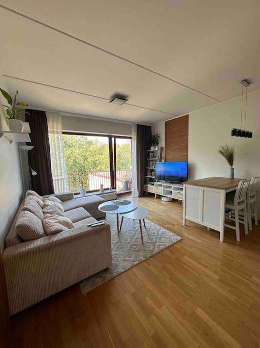 1-Bedroom Apartment Near Airport Peetri Eksteriør billede