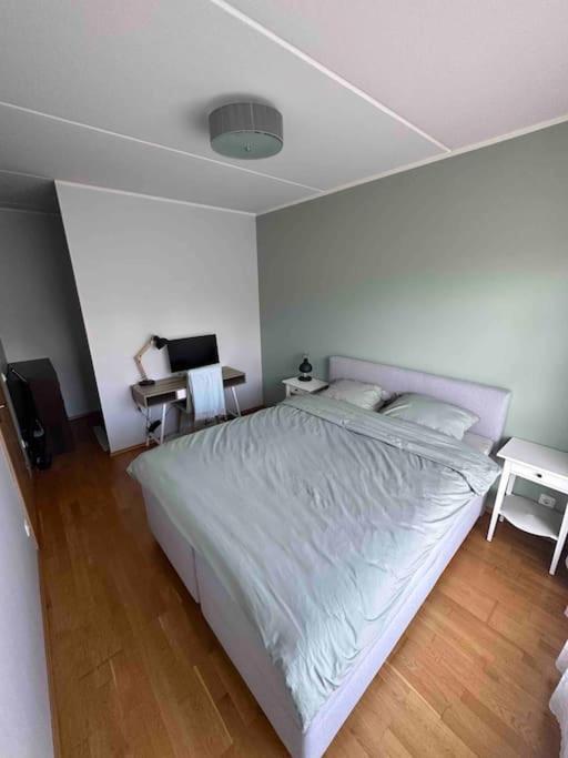 1-Bedroom Apartment Near Airport Peetri Eksteriør billede